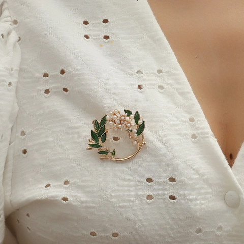 Spilla a Forma di Ghirlanda di Fiori Vintage Con Foglia di Smalto Verde E Perla Artificial Bianca Lega Strass Spille Per Gioielli Donna