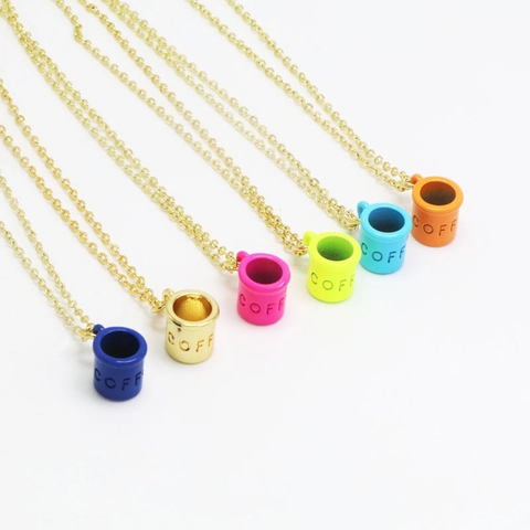 Collier Pendentif Créatif en Cuivre Forme de Tasse à Café Goutte d'Huile Colorée Émail Lettres Collier Bijoux Mode pour Femme