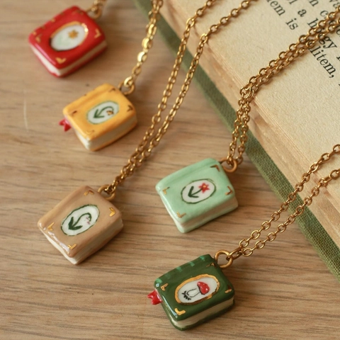 Collana con Pendente a Forma di Libro Dipinto a Mano Vintage per Donna Catena in Acciaio Inossidabile Placcato Oro 18K Gioielli Retro Artistici Stella Fiore Fungo