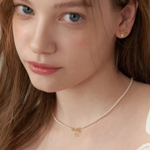 Collier Élégant en Künstliche Perles d'Imitation avec Nœud Papillon pour Femme Pendentif en Cuivre Plaqué Or Argent Bijoux Rétro