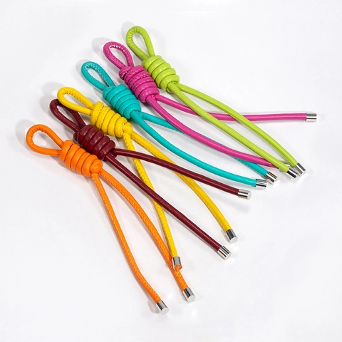 Llavero de Cuero Tejido a Mano con Nudo Espiral Colgante para Bolso con Punta de Metal Accesorio Minimalista