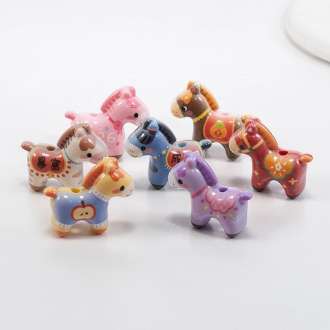 Acryl Pony Form Lose Perlen Mit Glücksverheißenden Zeichen Muster Glänzend DIY Schmuck Zubehör Für Halskette Handy Kette