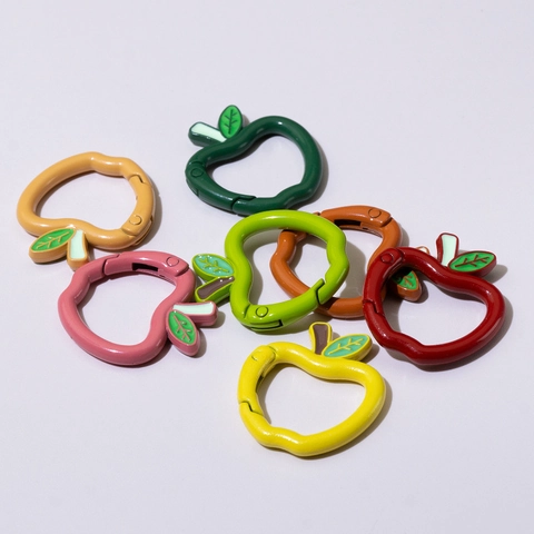 Boucle d'Anneau à Ressort en Alliage en Forme de Pomme Fermoir de Porte-Clés en Métal Coloré pour Accessoires de Sac DIY Fabrication de Bijoux Crochet Ouvert Style de Fruit