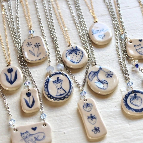 Collana con Pendente in Ceramica Vintage in Rame Placcato Oro 18K Fragola Gatto Cuore Medaglione Libro Busta Collana da Donna