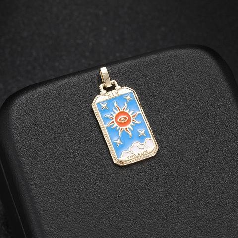 Colgante Carta de Tarot Cobre Esmalte Sol Luna Estrella Mundo Fortuna Bañado en Oro 14K Accesorio de Joyería