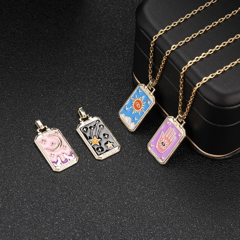 Colgante Carta de Tarot Cobre Esmalte Sol Luna Estrella Mundo Fortuna Bañado en Oro 14K Accesorio de Joyería