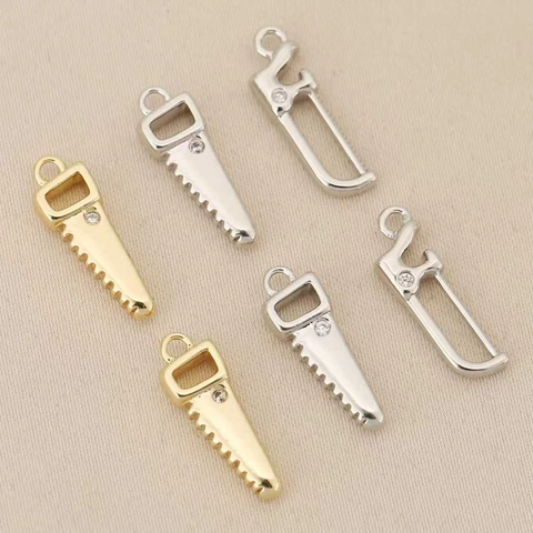 Pendentifs Outil Mini Scie en Cuivre Plaqué Or 18K Avec Strass pour Fabrication de Bijoux DIY Charmes de Collier