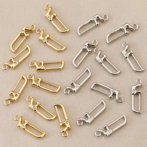 Pendentifs Outil Mini Scie en Cuivre Plaqué Or 18K Avec Strass pour Fabrication de Bijoux DIY Charmes de Collier