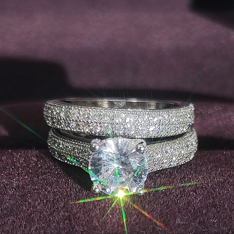 Lujoso Juego de Anillos de Boda de Cobre y Circonia Solitario Redondo Brillante y Banda de Pavé para Mujer Joyería
