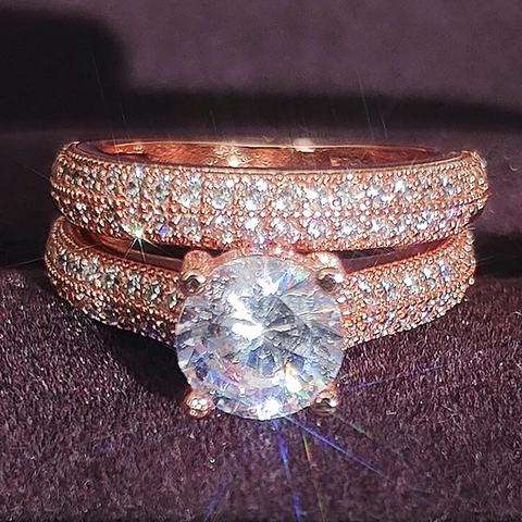 Lujoso Juego de Anillos de Boda de Cobre y Circonia Solitario Redondo Brillante y Banda de Pavé para Mujer Joyería