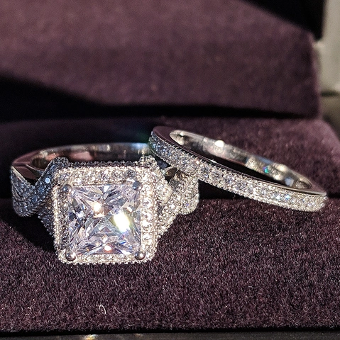 Lujoso Juego de Anillos de Compromiso y Boda de Cobre con Diamantes de Imitación Corte Princesa Cuadrado Halo para Mujer Color Plata Joyas de Novia