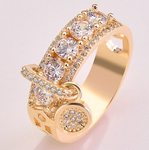 Fashion Copper Rhinestone Ring For Women With Elegant Round Dangle Charm Geometric Inlaid Wide Band Jewelry Accessory