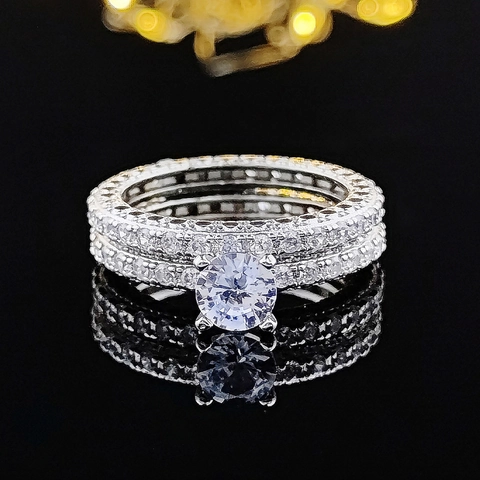 Lujoso Juego de Anillos de Cobre con Circonita Redonda para Mujer Color Plata Galvanizado Compromiso Boda Anillo de Dos Piezas