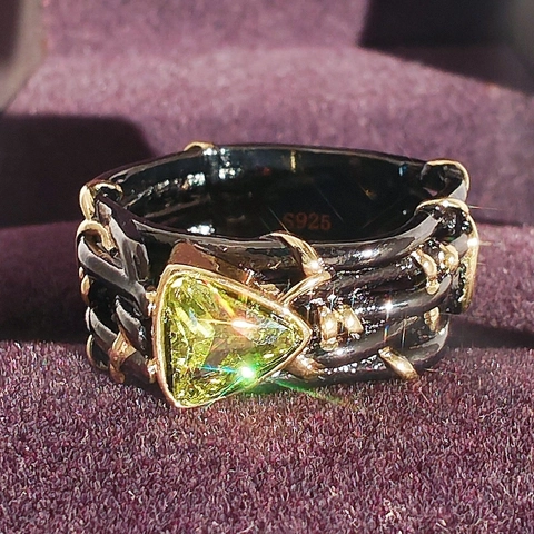 Anello Vintage Gotico Bicolore Nero Oro per Donna Con Zirconia Verde a Taglio Triangolare Design a Vite Gioielli