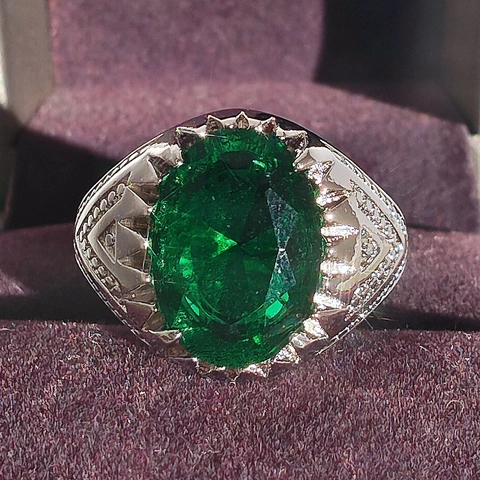Vintage Men Emerald Green Gemstone Ring Silver Plated Copper Retro Oval Rhinestone Cocktail Ring For Men Banquet Jewelry