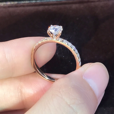 Elegante Anillo de Compromiso de Aleación con Zirconia de Cuatro Garras Corte Redondo Diamante Simulado Oro Rosa Plata Joyería Mujer Boda