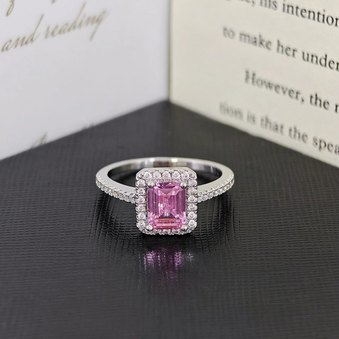 Μόδα Emerald Cut Τετράγωνο Ζιργκόν Halo Δαχτυλίδι Χάλκινο Micro Pave Band Δαχτυλίδι για Γυναίκες Γάμος Αρραβώνας Πάρτι Κοσμήματα Δώρο
