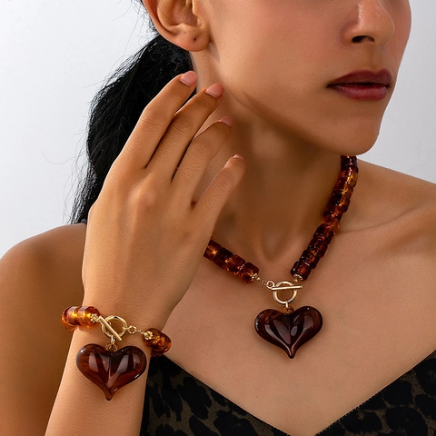 Vintage Bernstein Harz Herz Anhänger Schmuckset Legierung Perlenkette Und Armband Set Mit Gold OT Verschluss Für Damen Retro Party Accessoires