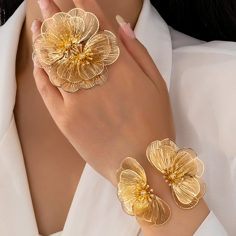 Vintage Hollow Flower Jewelry Set For Women Gold Plated Alloy Cuff Bracelet Large Adjustable Ring Italian Style Fashion Accessory