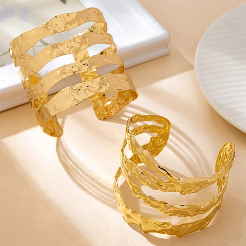 Bracciale Rigido Aperto Francese Minimalista Irregolare Svuotato Per Donna Esagerato In Metallo Dorato Gioiello Da Braccio Di Moda