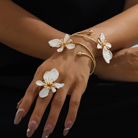 French Elegant Flower Jewelry Set Alloy Enameled Bangle And Ring For Women Gold White Floral Jewelry For Party Daily Wear