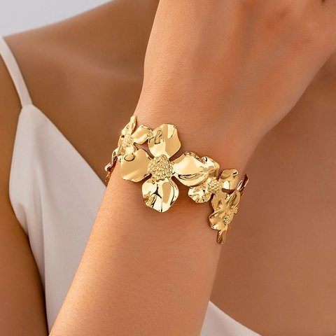 Brazalete Abierto con Flores 3D de Lujo para Mujer Aleación de Zinc Chapado en Oro Joyería Floral para Vacaciones