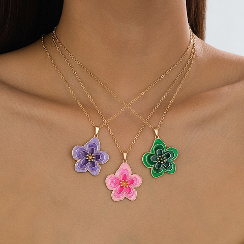 Collier Pendentif Fleur en Alliage de Luxe et Émail Chaîne Plaqué Or Charme Floral Dégradé Accessoire Bijoux pour Femmes Cadeau Élégant