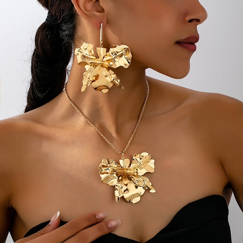 Exaggerated Alloy Petal Flower Jewelry Set Irregular Necklace Stud Earrings For Women Bohemian Vacation Party Accessory