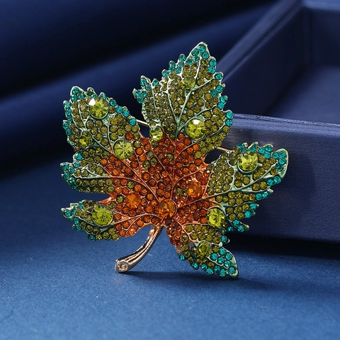 Luxury Alloy Crystal Maple Leaf Brooch For Women Light Luxury Rhinestone Leaf Breastpin Elegant Suit Coat Pin Accessories Jewelry