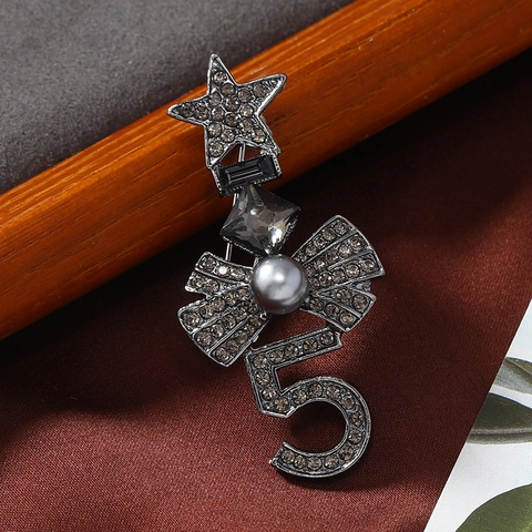 Spilla Vintage in Lega Nero Canna di Fucile Con Strass Perla Artificial Sintetica Numero 5 Stella Fiocco Spilla Decorativa per Tailleur Donna