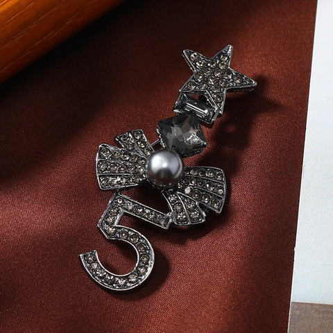 Spilla Vintage in Lega Nero Canna di Fucile Con Strass Perla Artificial Sintetica Numero 5 Stella Fiocco Spilla Decorativa per Tailleur Donna