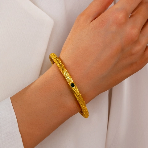 Vintage Legering Goud Reliëf Gesneden Armband Met Donkergroene Strass Franse Chinese Stijl Massieve Ronde Armband Voor Vrouwen Sieraden