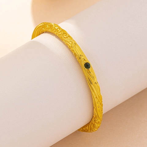 Vintage Legering Goud Reliëf Gesneden Armband Met Donkergroene Strass Franse Chinese Stijl Massieve Ronde Armband Voor Vrouwen Sieraden