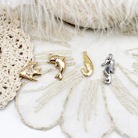 Pendentifs Série Océan Vie Marine Cuivre Plaqué Or Véritable 18K Micro Incrusté Strass Méduse Conque Hippocampe Charms pour Fabrication de Bijoux DIY Collier Bracelet