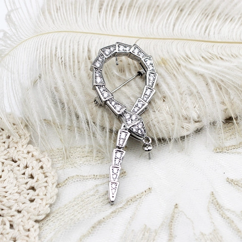 Lusso Leggero Spilla in Rame Intarsiata con Zirconia Animale per Donna Farfalla Libellula Medusa Uccello Cervo Forma Spille Gioielli Accessori