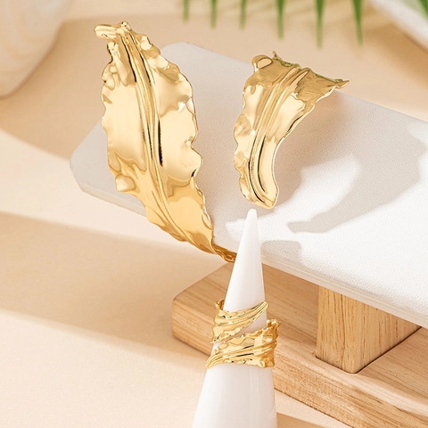 Luxury Gold Plated Alloy Leaf Open Cuff Bracelet And Ring Set Vintage Hammered Texture Bohemian Jewelry Set For Women