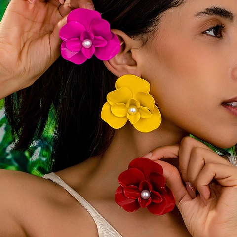 Orecchini a Bottone Floreali in Lega alla Moda Con Perla Artificiale Orecchini a Fiore in Metallo Verniciato per Donna Gioielli per Banchetto Quotidiano