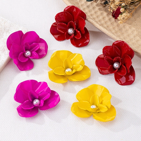 Orecchini a Bottone Floreali in Lega alla Moda Con Perla Artificiale Orecchini a Fiore in Metallo Verniciato per Donna Gioielli per Banchetto Quotidiano