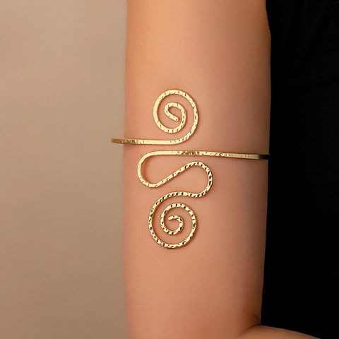 Boheemse Goud Armmanchet Voor Vrouwen Gehamerd Legering Spiraal Werveling Open Bangle Mode Sieraden Statement Hand Accessoire