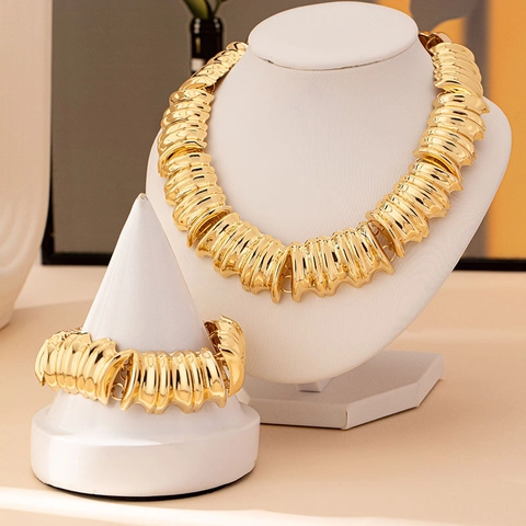 Vintage Gold Legierung Geripptes Schmuckset Wellenförmige Textur Choker Halskette Und Passendes Armband Für Damen Party Mode