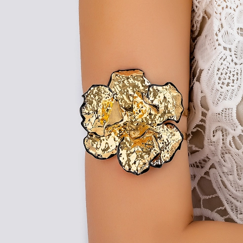 Brazalete de Flor de Camelia Dorado Exagerado Aleación Martillada Con Bordes Negros Para Mujeres Joyería de Moda Fiesta