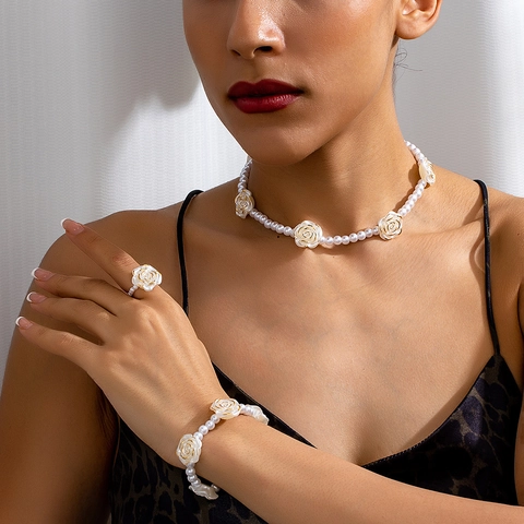 Elegante Legierung Weiße Künstliche Perle Rose Blume Schmuckkollektion Vergoldete Halskette Armband Und Ring Für Damen Vintage Stil