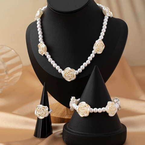 Elegante Legierung Weiße Künstliche Perle Rose Blume Schmuckkollektion Vergoldete Halskette Armband Und Ring Für Damen Vintage Stil