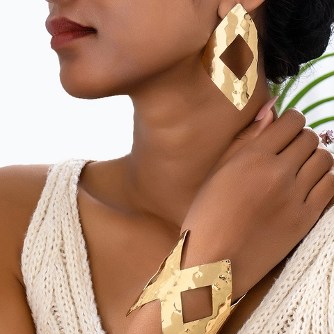 Set di Gioielli in Metallo Martellato a Rombo Geometrico Vintage in Lega Ajouré Orecchini a Bottone Bracciale a Polsino Donna