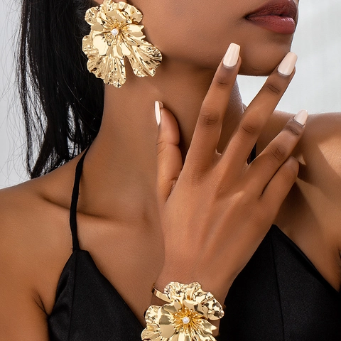 Retro Alloy Artificial Pearl Flower Jewelry Exaggerated Textured Petal Cuff Bracelet Stud Earrings For Women Accessories