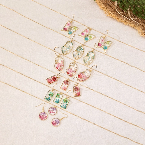 Elegante Vintage Legierung Trockenblume Harz Halskette Und Ohrringe Goldton Schmetterling Herz Abstraktes Gesicht Damen Schmuck