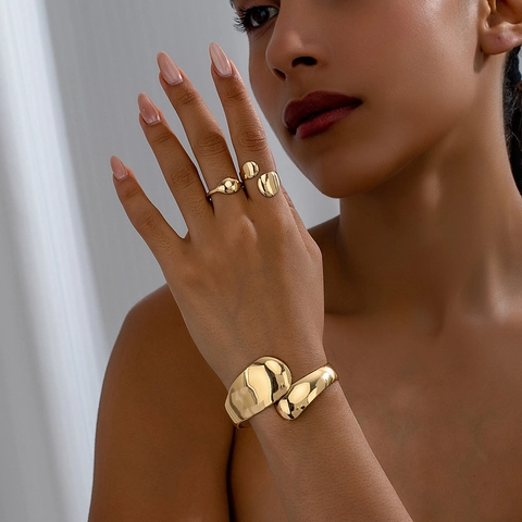 Set Gioielli in Lega Placcato Oro Con Bracciale Rigido in Metallo Liquido Largo E Anelli Aperti Regolabili Geometrici Donna