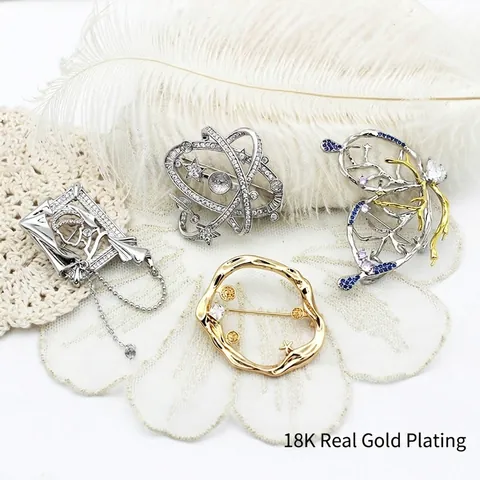 Spilla in Rame Placcata Oro 18K Farfalla Saturno Ritratto Stella Marina Perla Artificiale Strass Pin per Donna Gioielli