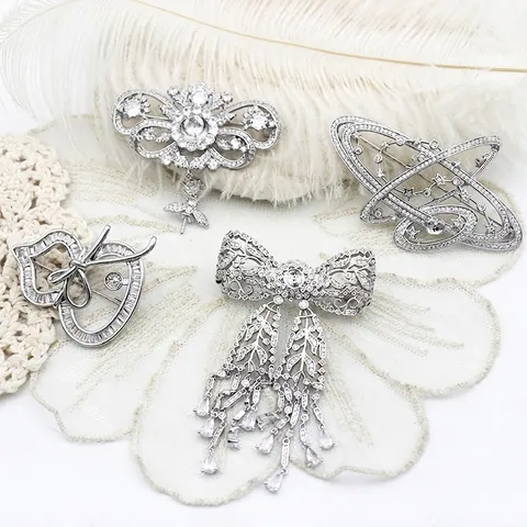Spilla di Lusso in Zirconia con Zucca Saturno e Fiocco in Rame Placcato Oro Elegante Accessorio per Abito Donna Gioielli