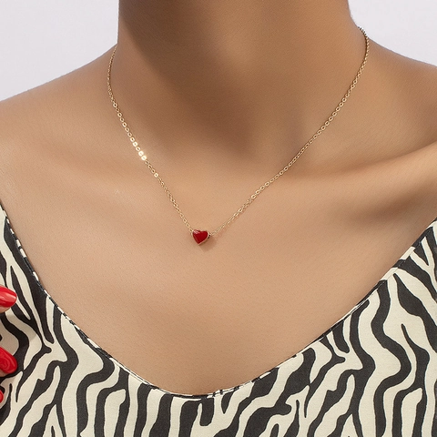 Collier Pendentif Cœur Rouge en Alliage d'Or Minimaliste pour Femme Élégante Chaîne de Clavicule en Émail Bijoux Accessoire Cadeau